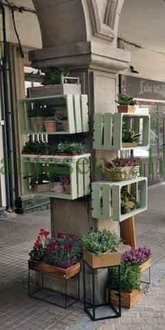 Decoración floral de una columna de piedra realizada por Flora&Co, una floristería en A Coruña.